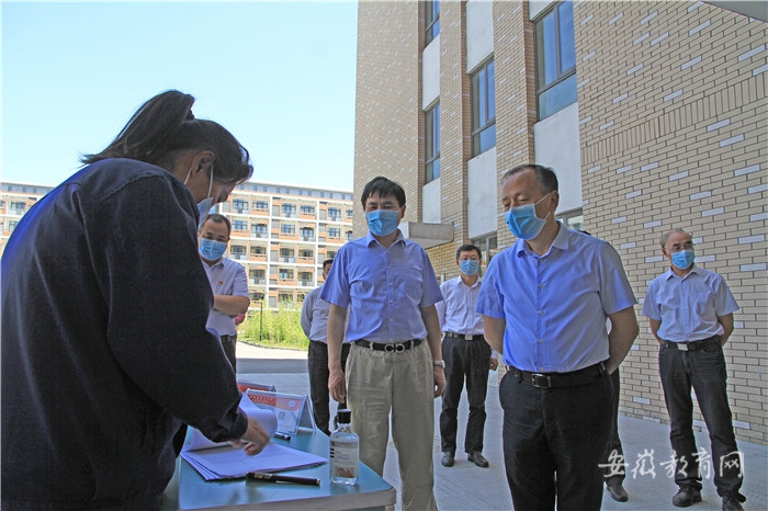 在学生宿舍询问学生入住情况