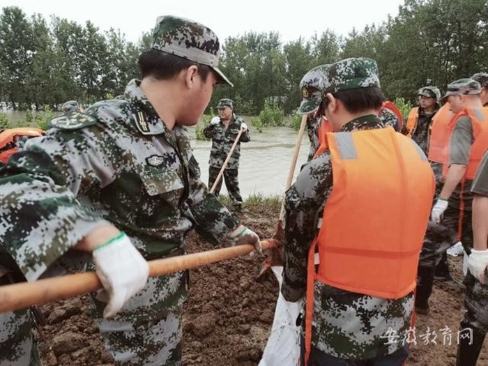 闻“汛”而动 安庆师范大学学生党员冲锋抗汛抢险一线2.jpg